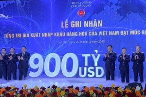 越南海关局为进出口总额首次达到9000亿美元举行表彰仪式。
