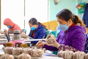 钵场乡的各家陶瓷窑炉正集中筹备原材料，动员人力加班赶产保供应。图自《新河内报》