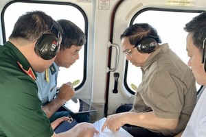 越南政府总理范明政及工作代表团乘机考察了金瓯地区经济社会发展、保障海岛国防安全情况。