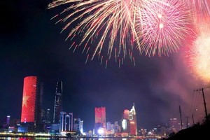 烟花腾空而起 胡志明市熠熠生辉