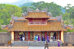 嗣德陵坐落于顺化市以西8公里处一片广袤的松林之中，是阮朝皇家建筑中最精美的典范之一。图：黎黄