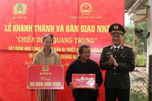 广义省西茶乡丁文郡在新房移交仪式上收到公安部及各组织的礼物。