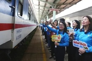 同奈省劳动联团领导欢送工人、劳动者登车回乡迎接2025乙巳年春节。