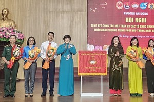 安东坊越南祖国阵线委员会荣获市越南祖国阵线委员会出色锦旗。