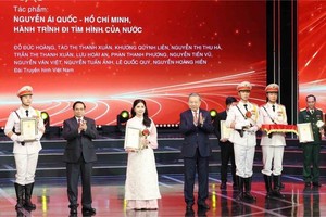 党中央总书记苏林、政府总理范明政为来自越南电视台的获奖作者颁发一等奖。图：越通社