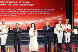 党中央总书记苏林、政府总理范明政为来自越南电视台的获奖作者颁发一等奖。图：越通社