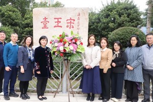 越南驻香港（中国）总领事馆代表团参观位于香港特别行政区九龙区的宋王台古迹。图：越通社