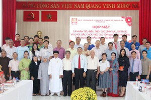 左关坊领导与模范代表新春聚会。