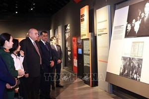 约旦众议院议长马赞·图尔基·卡迪参观越南军事历史博物馆。