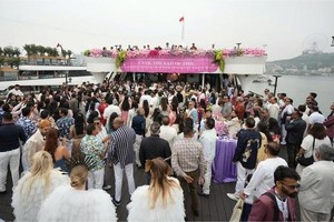 2月11日，印度亿万富翁新人在邮轮上举行婚礼。