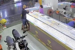 阮青雄准备实施抢劫金铺抢时的画面。