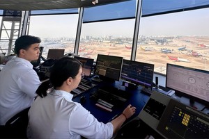  在高峰时段，空中交通管制员高度集中注意力进行航管指挥。