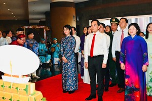 胡志明市市委书记陈留光与代表团举行向雄王始祖敬献粽子仪式。