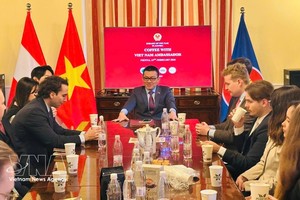 越南驻奥地利大使武黎泰黄与维也纳外交学院国际研究生及教师进行交流。