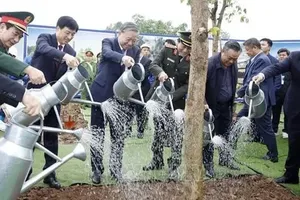 越共中央总书记苏林出席“世世代代铭记胡志明主席功勋”植树节启动仪式。图自越通社