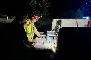 岘港市交通警察科查处一辆卧铺客车超载乘客。