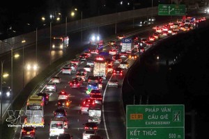 2月21日晚，在通往河内市中心的法云-惹桥高速公路终点路段上，车辆首尾相接，通行困难。图自越通社