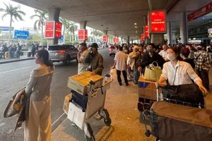 旅客在新山一机场 T2 国际航站楼下机。