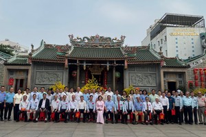 市、坊领导与各华人会馆代表新春合照留念。