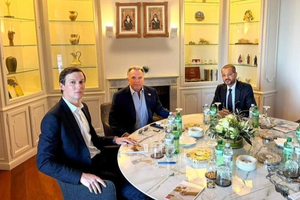 美国总统特使威特科夫(中)、特朗普的女婿库什纳(左)与阿曼外交大臣巴德尔(右)。