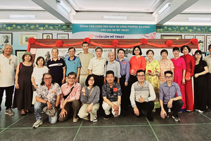 安东坊、左关坊领导与书画家交流。