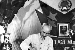 1960年5月8日，胡志明主席在河内市竹白街道参加第二届国会选举投票。图：越通社