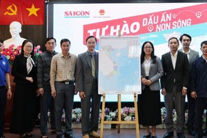 《西贡解放报》工作代表团向林同省赠送越南省级行政单位地图。