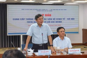 胡志明市市委宣教与民运处副主任曾友锋在新闻发布会上发言。