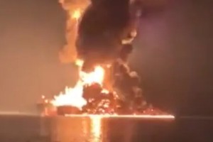  一艘伊朗军舰在霍尔木兹海峡遭到美军袭击。