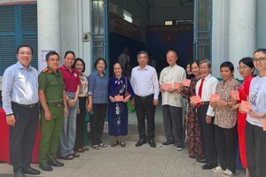 市越南祖国阵线委员会主席阮福禄探访堤岸坊投票区。