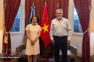 越南驻阿根廷大使吴明月会见拉丁美洲和加勒比国家公务人员联合会主席胡里奥·富恩特斯。