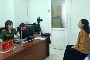 市民在胡志明市公安厅社会治安行政管理警察处办理公民身份证。