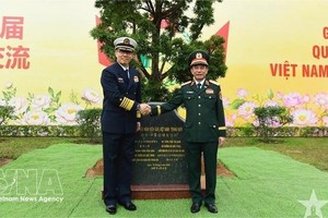 潘文江大将和董军部长出席在广宁省举行的交流框架内各项活动。 