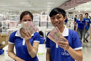 岘港一家企业为1000名工人提供汽油补贴。