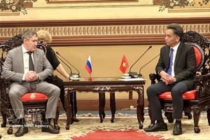 胡志明市人委会常务副主席阮禄河会见彼尔姆州州长马霍宁·德米特里。