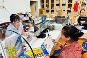 向民众提供社保咨询。