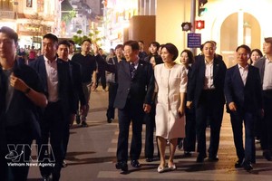 韩国总统李在明偕夫人在还剑湖畔漫步