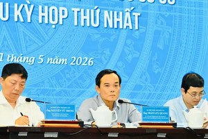 胡志明市市委书记陈留光及国会代表倾听选民意见。图：越勇