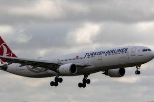 一土耳其客机在尼泊尔机场降落时起火