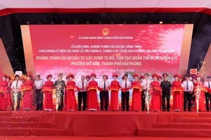各位代表出席并落实涂山坊K15码头遗迹群体修缮与翻新投建项目的剪彩仪式。