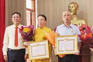 华人党员文丽仪(左二）荣获40年党龄徽章。