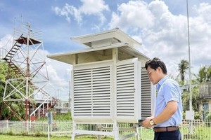 观测人员记录高温天气期间的气温数据。