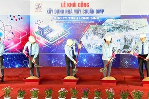 龙生公司举行新工ㄏ奠基仪式。