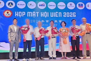 市华文教育辅助会主席古家寿送鲜花和纪念章向热心教育工作人士致谢。