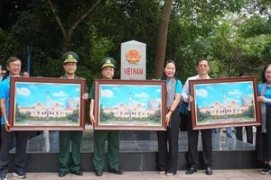 胡志明市各党机关党委常务处代表向谅山省各单位赠送纪念品。