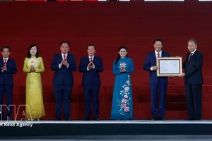 党中央总书记、国家主席苏林代表党和国家领导人，向同奈市党委、政府和人民颁发了国会关于成立同奈市的决议。图：越通社