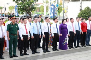 胡志明市领导人代表团怀着无比恭敬的心情向胡志明主席敬献鲜艳花篮。