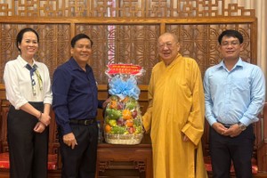 本报领导赴草堂禅寺贺佛诞。