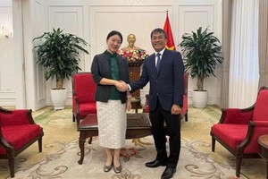 越南外交部常务副部长阮明宇会见中国广西壮族自治区副主席卢新宁。