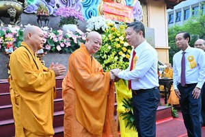 胡志明市领导祝贺佛诞大典。图：越勇
